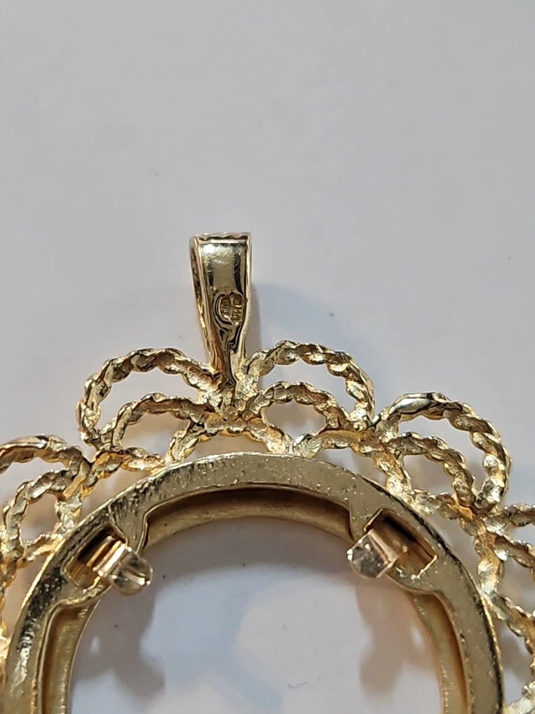 9ct Yellow Gold Half Sovereign Coin Mount Pendant