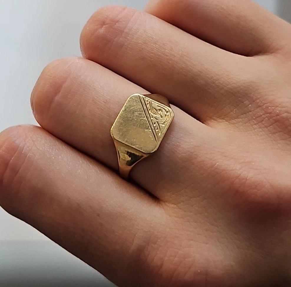 9ct Yellow Gold Square Signet Ring, Size Q